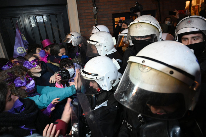 Sejumlah perempuan mendorong barikade polisi saat mereka bentrok dengan polisi anti huru hara Turki selama peringatan Hari Perempuan Internasional di Istanbul, pada 8 Maret 2022. AFP Photo/Ozan Kose 