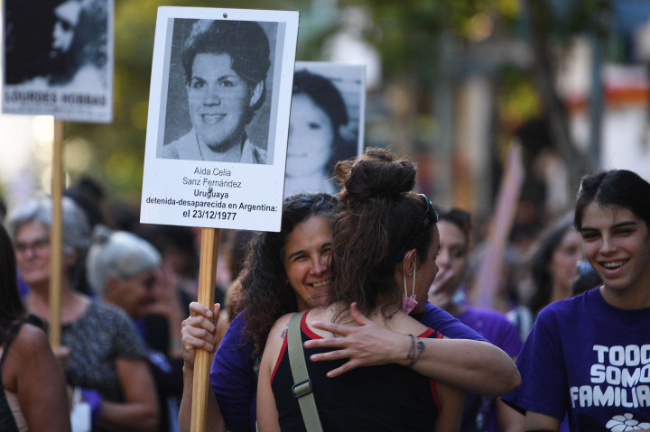 Dua wanita berpelukan selama demonstrasi untuk menandai Hari Perempuan Internasional di Montevideo, pada 8 Maret 2022. AFP Photo/Pablo Porciuncula