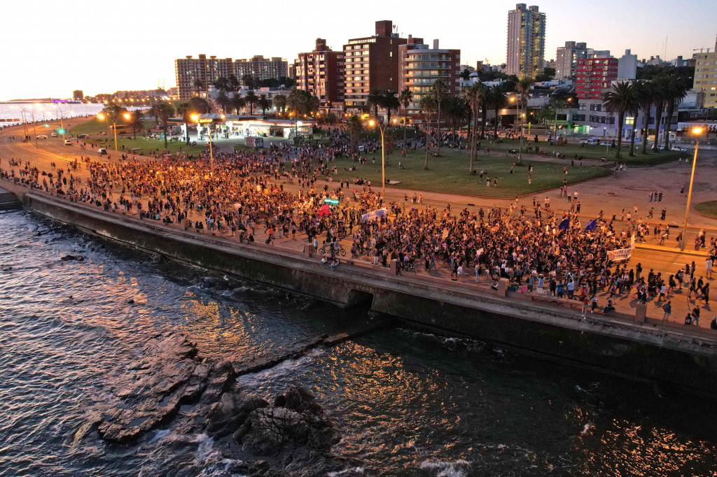 Perempuan ikut serta dalam demonstrasi untuk memperingati Hari Perempuan Internasional di Montevideo, pada 8 Maret 2022. AFP Photo/Pablo Porciuncula