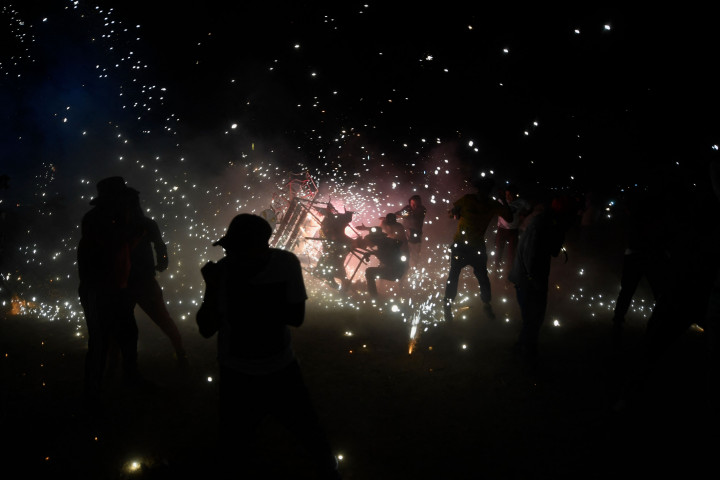 Tradisi tersebut memiliki ciri khas yaitu dengan menyalakan kembang api. 