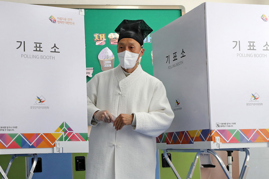 Korea Selatan memulai pemilihan umum presiden pada Rabu, 9 Maret 2022. Pemilu kali ini mempertarungkan Lee Jae-myung yang berhaluan liberal dan Yoon Suk-yeol dari kubu konservatif.