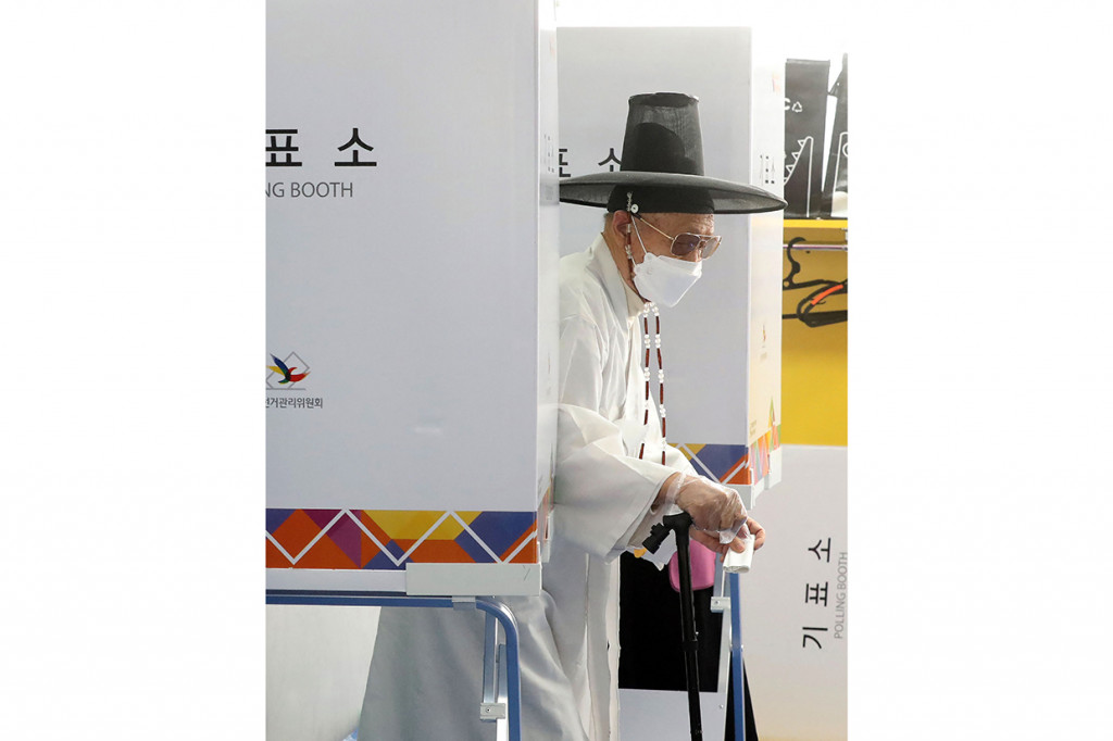 Pemilu presiden Korsel berlangsung di hari libur nasional. Tempat pemungutan suara dibuka sejak pukul 06.00 pagi hingga 18.00 petang waktu setempat.