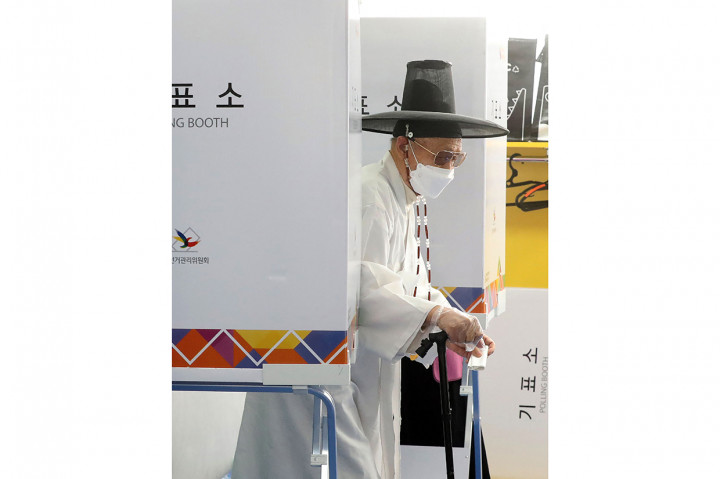 Pemilu presiden Korsel berlangsung di hari libur nasional. Tempat pemungutan suara dibuka sejak pukul 06.00 pagi hingga 18.00 petang waktu setempat.