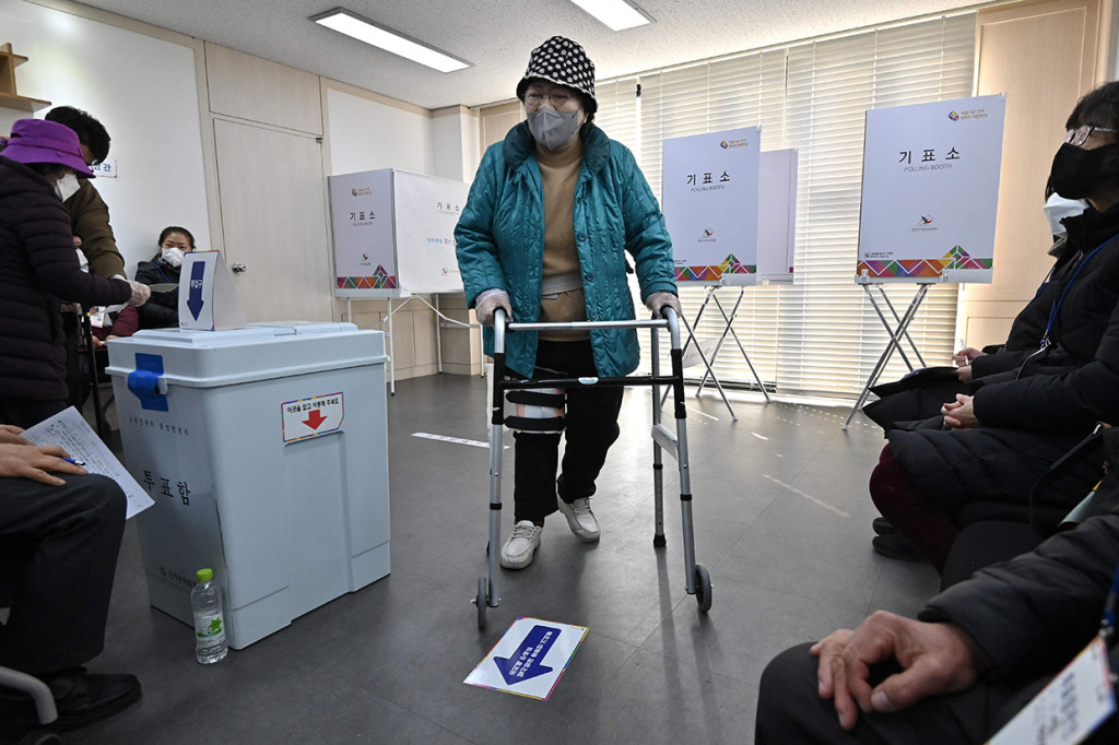 Sejumlah survei mengindikasikan tingkat partisipasi warga dalam pemilu kali ini akan relatif tinggi, setelah masa kampanye kemarin dipenuhi aksi saling serang antar kubu Lee dari Partai Demokratik dan Yoon dari Partai Kekuatan Rakyat.