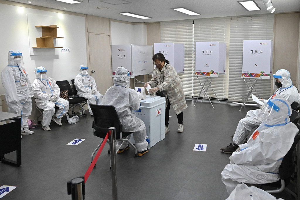 Tambahan 90 menit diberikan usai penutupan TPS untuk memberikan kesempatan bagi warga terinfeksi Covid-19 yang ingin menggunakan hak pilih mereka.