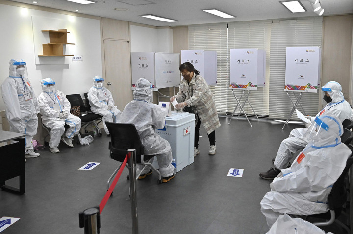 Tambahan 90 menit diberikan usai penutupan TPS untuk memberikan kesempatan bagi warga terinfeksi Covid-19 yang ingin menggunakan hak pilih mereka.