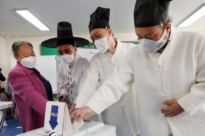 Dalam latihan pemungutan suara selama dua hari pekan kemarin, tercatat 37 persen dari 44 juta pemilih terdaftar menggunakan hak suara mereka. Itu adalah angka tertinggi sejak sistem terbaru dikenalkan di Korsel pada 2013.