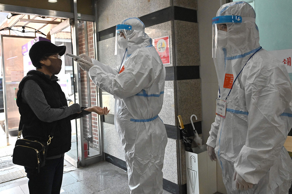 Saat ini Korsel sedang dilanda gelombang Omicron, dengan lebih dari 200 ribu kasus harian sepanjang bulan ini. Lebih dari satu juta warga Korsel diketahui tengah menjalani isolasi mandiri usai dinyatakan positif Covid-19.