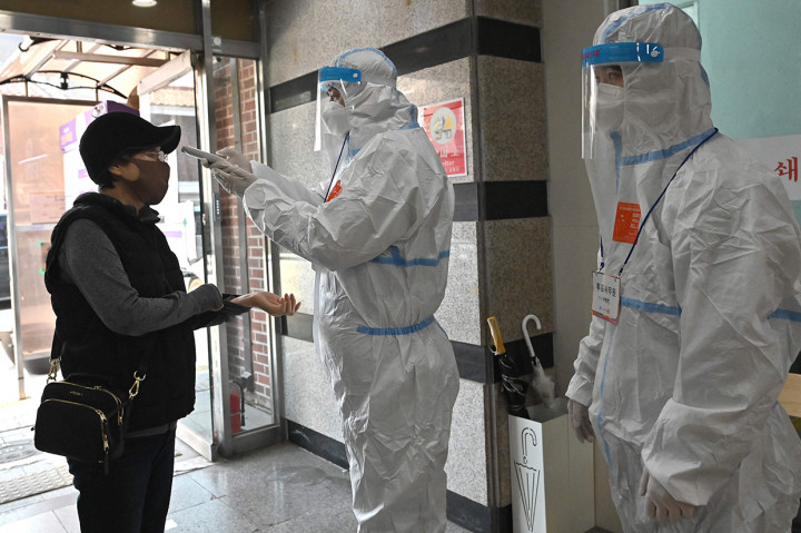 Saat ini Korsel sedang dilanda gelombang Omicron, dengan lebih dari 200 ribu kasus harian sepanjang bulan ini. Lebih dari satu juta warga Korsel diketahui tengah menjalani isolasi mandiri usai dinyatakan positif Covid-19.