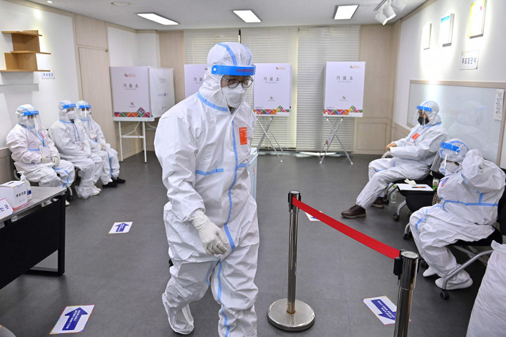 Bulan lalu, Korsel melakukan amandemen undang-undang pemilu untuk memastikan warga yang berstatus positif Covid-19 di hari pemilihan dapat tetap menggunakan hak suara mereka.