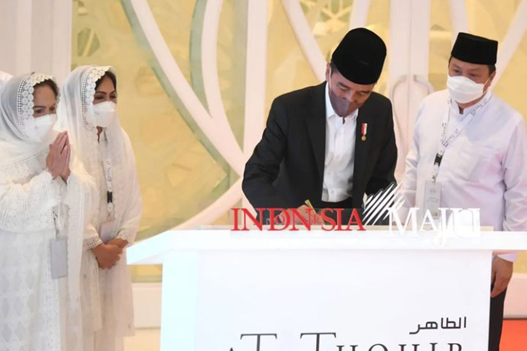 Presiden Joko Widodo meresmikan Masjid At-Thohir yang terletak di daerah Tapos, Kota Depok, Provinsi Jawa Barat, pada Rabu, 9 Maret 2022. 