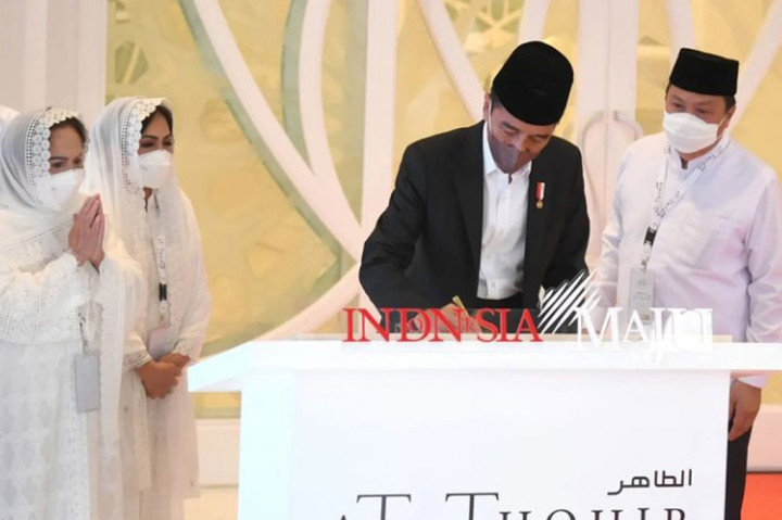 Presiden Joko Widodo meresmikan Masjid At-Thohir yang terletak di daerah Tapos, Kota Depok, Provinsi Jawa Barat, pada Rabu, 9 Maret 2022. 