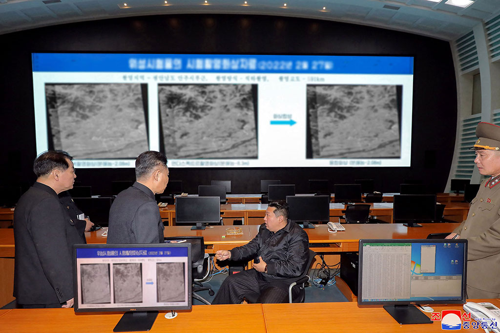 Pemimpin Korea Utara Kim Jong Un memeriksa pusat ruang angkasa di Pyongyang, dan memuji para ilmuwan yang baru-baru ini menguji satelit pengintai, yang telah diperingatkan oleh para analis sebagai peluncuran rudal balistik yang disamarkan.
