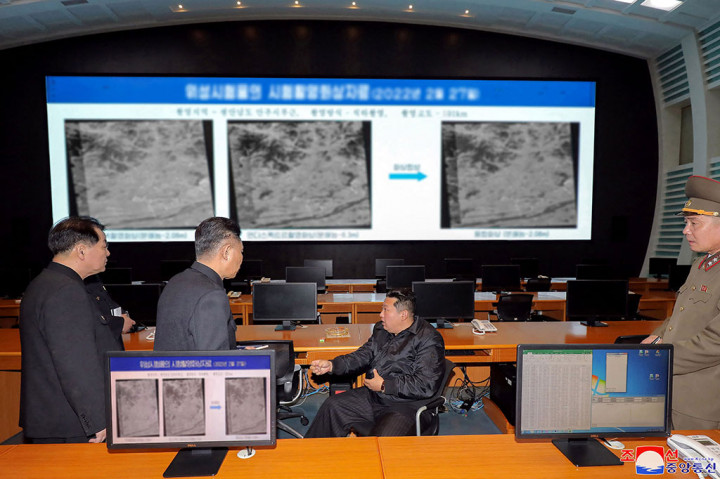 Pemimpin Korea Utara Kim Jong Un memeriksa pusat ruang angkasa di Pyongyang, dan memuji para ilmuwan yang baru-baru ini menguji satelit pengintai, yang telah diperingatkan oleh para analis sebagai peluncuran rudal balistik yang disamarkan.