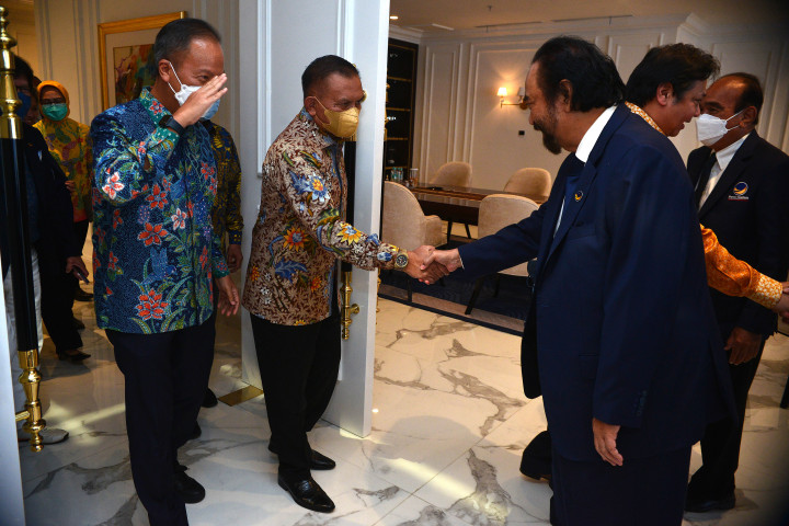 Airlangga datang didampingi sejumlah elite Golkar antara lain Sekretaris Jenderal Lodewijk F Paulus, Wakil Ketua Umum Nurul Arifin, dan Wakil Ketua Umum Agus Gumiwang Kartasasmita.