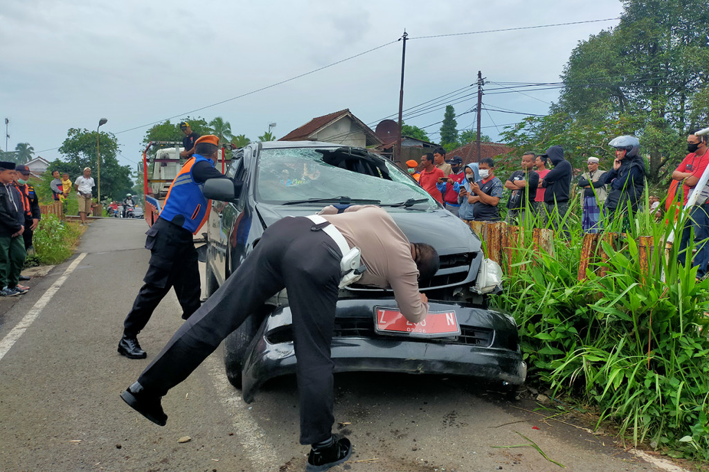 Mobil jenis minibus Z 258 N tersebut dikendarai oleh Dindin Saepudin (57) yang merupakan Kabid SD Dinas Pendidikan Kabupaten Tasikmalaya.