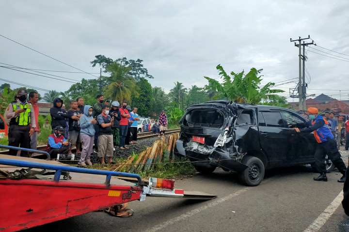 Kondisi mobil mengalami kerusakan parah di bagian depan, belakang dan samping. Semua kaca mobil pecah dan mobil terlempar hingga beberapa meter dari titik lokasi tertabrak.