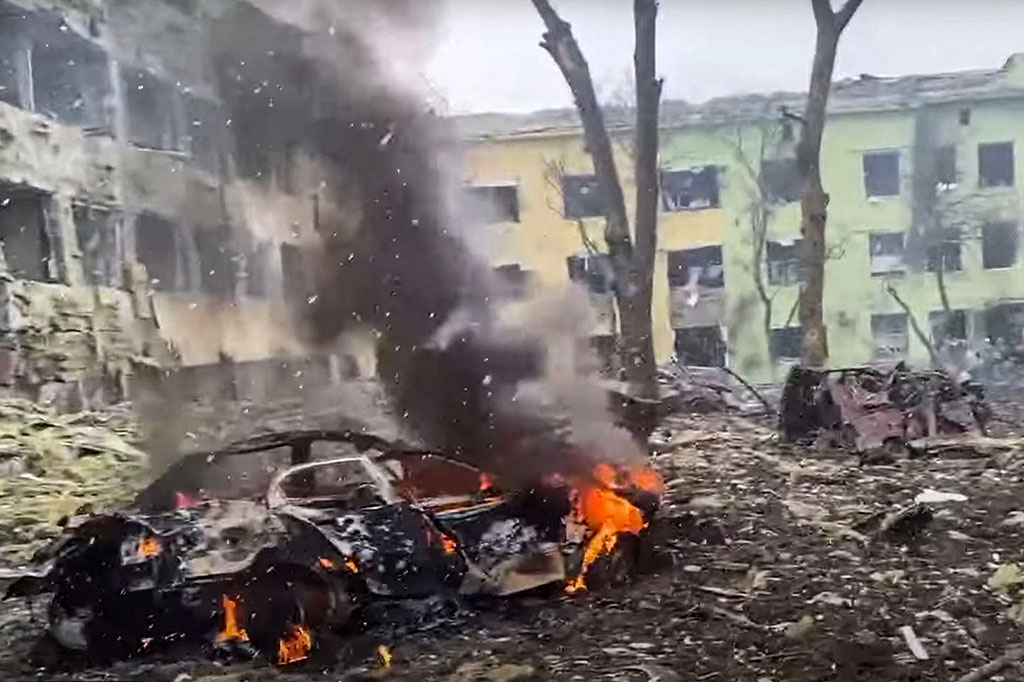 Serangan udara Rusia pada Rabu, 9 Maret 2022 waktu setempat menghantam sebuah rumah sakit anak dan bersalin di kota pelabuhan Mariupol, Ukraina. Serangan tersebut melukai sedikitnya 17 staf dan mengakibatkan bangunan RS hancur total.