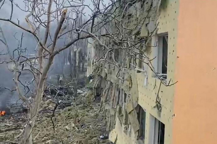 Dia mengatakan bahwa orang dewasa dan anak-anak berada di bawah reruntuhan. 