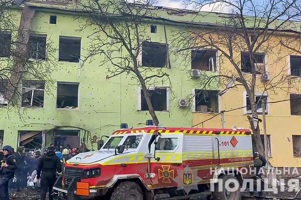 Video yang diposting oleh kepala daerah dan pemerintah kota menunjukkan evakuasi di RS termasuk seorang wanita di atas tandu dan yang lainnya dibopong oleh dua pria, sementara ambulan menunggu di uar.