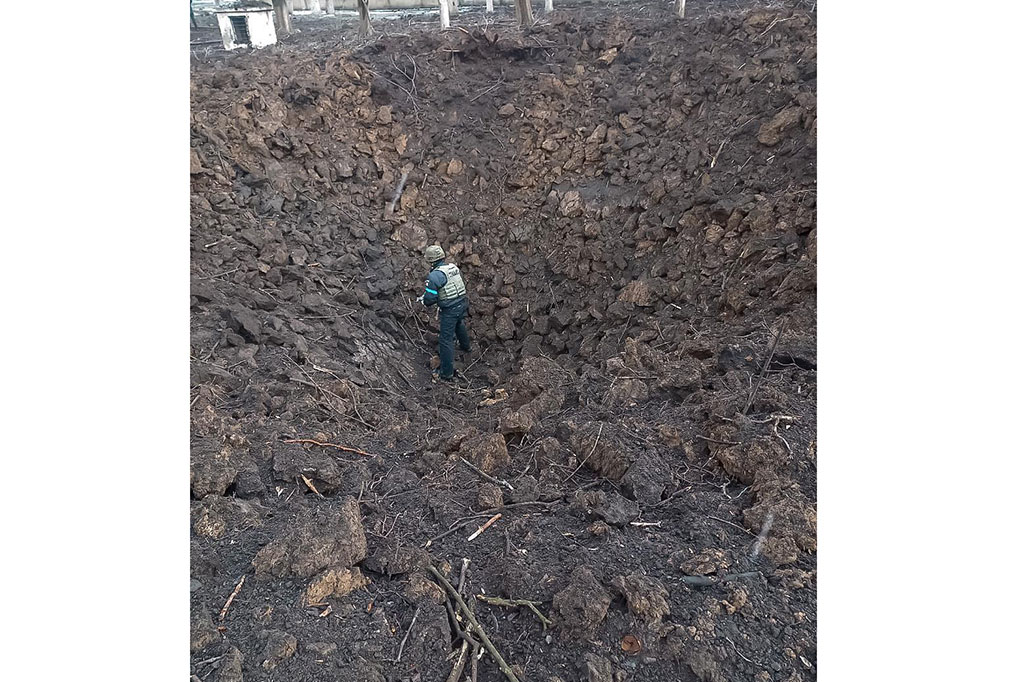 Mereka juga menunjukkan kawah besar di halaman rumah sakit, cabang-cabang pepohonan patah dan mobil yang terbakar, sementara cladding dari fasad bangunan robek.