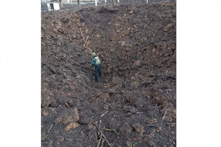 Mereka juga menunjukkan kawah besar di halaman rumah sakit, cabang-cabang pepohonan patah dan mobil yang terbakar, sementara cladding dari fasad bangunan robek.