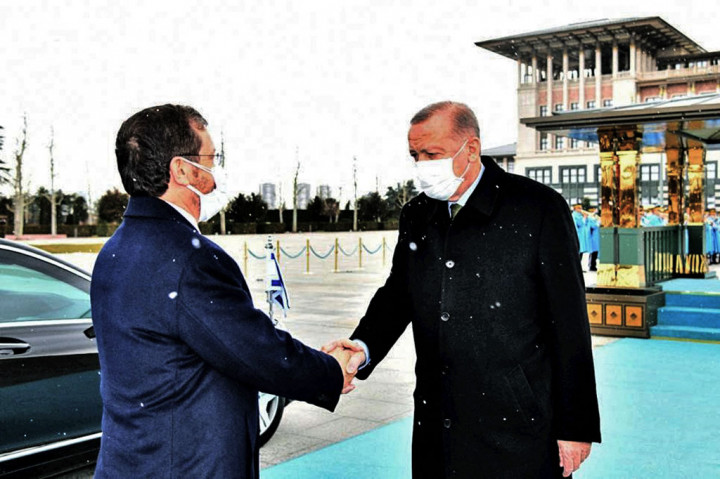  Israel dan Turki, Rabu, 9 Maret 2022 waktu setempat, mengumumkan era baru hubungan diplomatik setelah lebih dari satu dekade dibekukan, ketika Presiden Israel Isaac Herzog disambut Recep Tayyib Erdogan di Ankara.