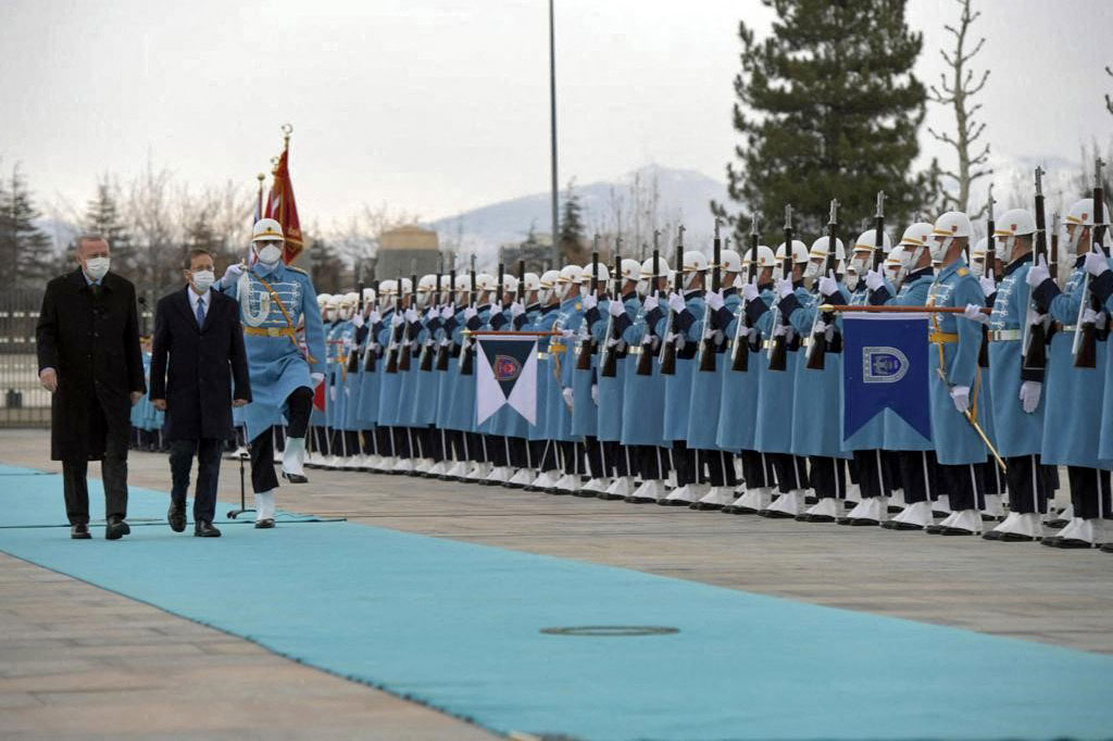 Hubungan kemudian memburuk pada 2010, tetapi Erdogan yang berdiri di samping Herzog, menyatakan bahwa kunjungan bersejarah Presiden Israel tersebut akan menjadi titik balik dalam hubungan kedua negara.