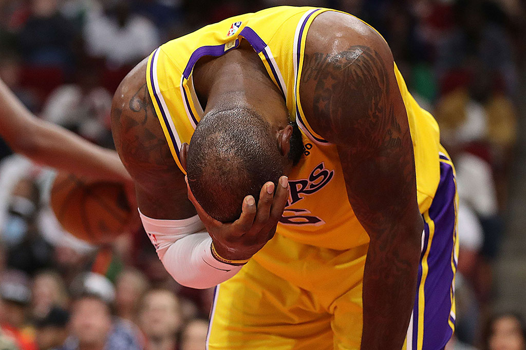 Triganda yang dibukukan LeBron James gagal menghindarkan Los Angeles Lakers dari kekalahan melawan Houston Rockets dalam lanjutan NBA yang harus memainkan periode tambahan waktu alias overtime, Kamis, 10 Maret 2022 WIB. Lakers kalah dengan skor 130-139.