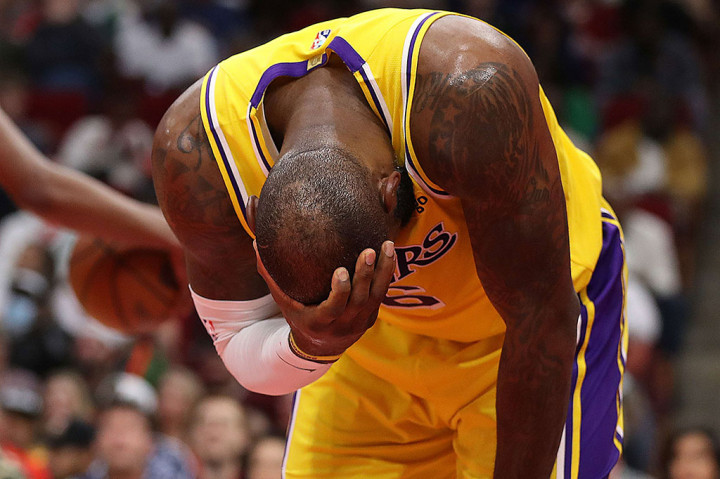 Triganda yang dibukukan LeBron James gagal menghindarkan Los Angeles Lakers dari kekalahan melawan Houston Rockets dalam lanjutan NBA yang harus memainkan periode tambahan waktu alias overtime, Kamis, 10 Maret 2022 WIB. Lakers kalah dengan skor 130-139.