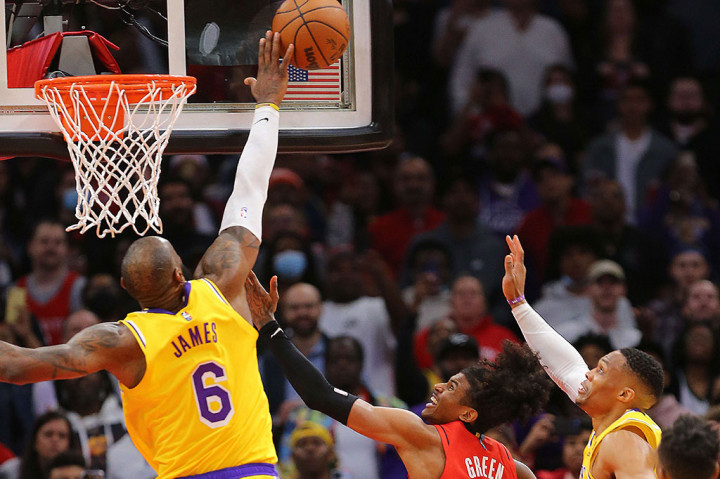 LeBron James mengemas triganda di gim kali ini lewat 23 poin, 14 rebound, dan 12 assist, tapi ia membuang sia-sia kesempatan untuk mengunci kemenangan Lakers sekira 17,2 detik waktu normal.