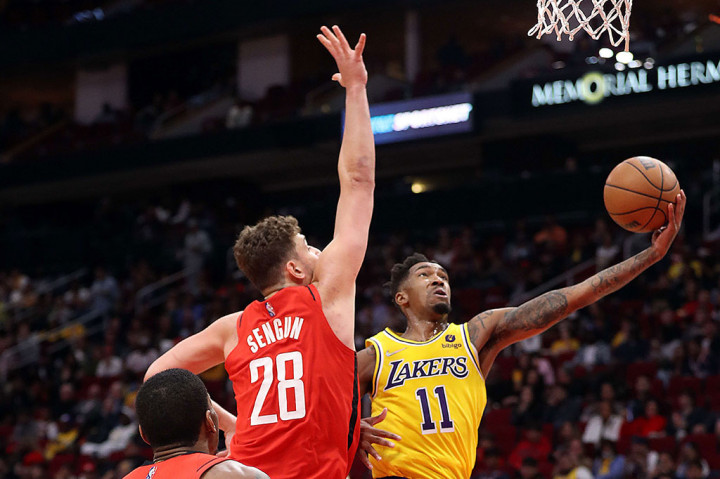 Sementara Russell Westbrook berakhir dengan 30 poin, Malik Monk menambahkan 20 poin, Austin Reaves 17 poin, DJ Augustin 16 poin dan Carmelo Anthony 13 poin.