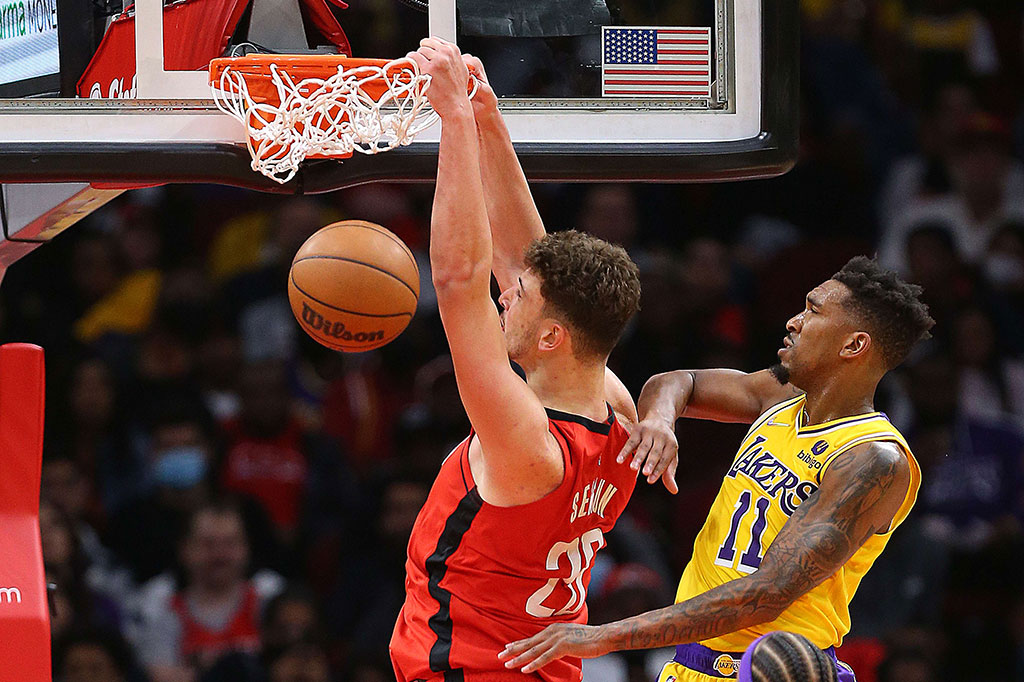 Alperen Sengun menambahkan 21 poin dan 14 rebound, Josh Christopher memperoleh 21 poin, sementara Kenyon Martin Jr. juga mengemas dwiganda 17 poin dan 11 rebound.