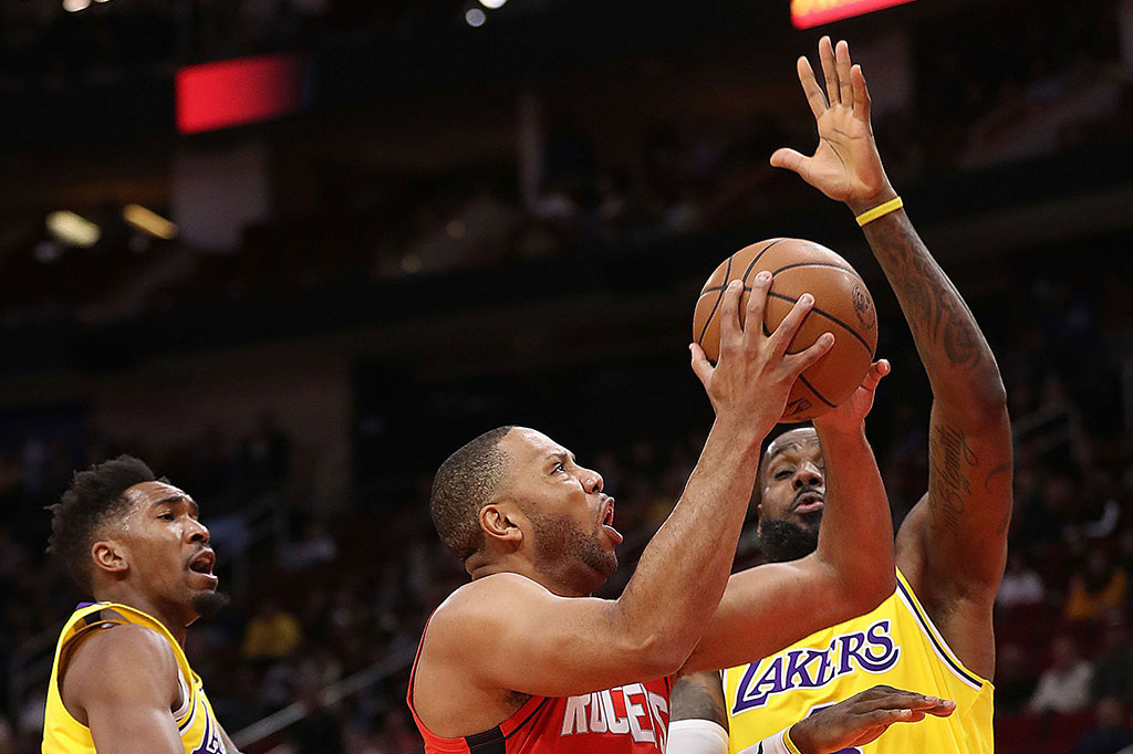 Eric Gordon berakhir dengan 15 poin, Dennis Schroeder mencetak 12 poin dan Kevin Porter Jr. membukukan dwiganda 10 poin dan 10 assist bagi kemenangan Rockets.