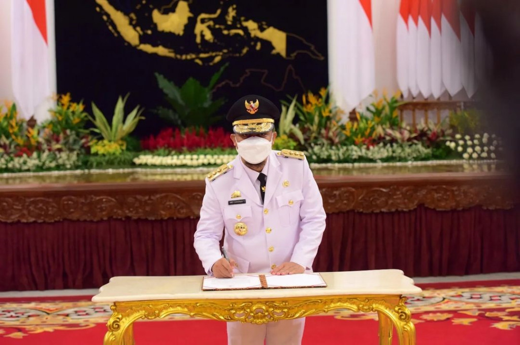 Pelantikan Andi Sudirman digelar setelah DPRD Sulsel menggelar rapat paripurna pemberhentian Nurdin Abdullah sebagai Gubenur Sulsel pada Senin, 24 Januari lalu. Nurdin diberhentikan karena dipidana terkait kasus korupsi proyek infrastruktur di Sulsel.