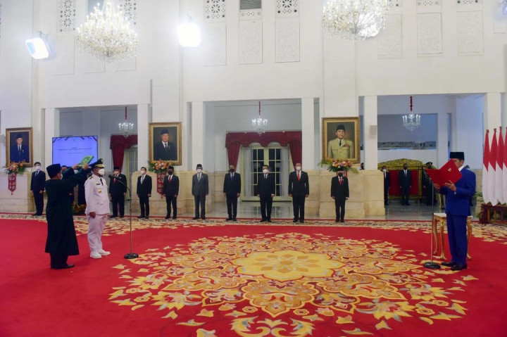 Setibanya di Istana Negara, Deputi Bidang Administrasi Aparatur Kementerian Sekretariat Negara membacakan surat Keputusan Presiden (Keppres) Nomor 25P Tahun 2022.