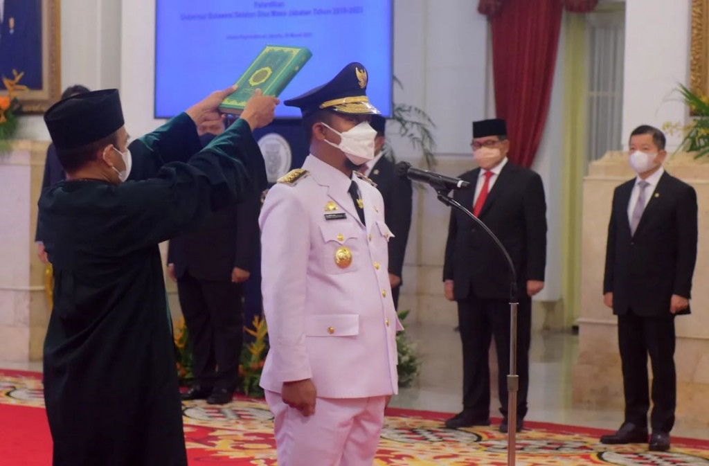Selanjutnya, Presiden Jokowi memimpin pengucapan sumpah jabatan gubernur yang diikuti oleh Andi Sudirman.