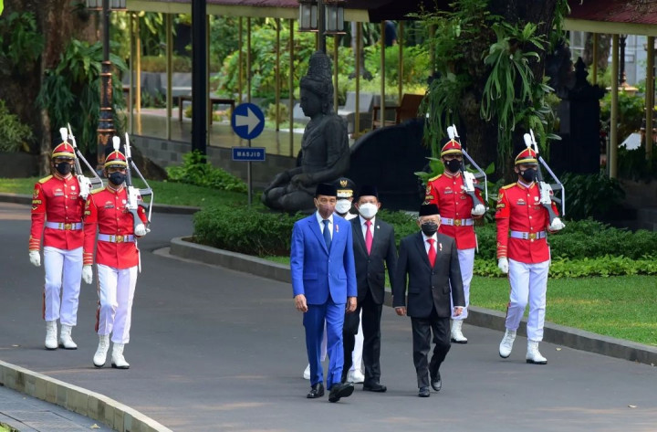 Proses pelantikan diawali dengan kirab dari Istana Merdeka ke Istana Negara. Kirab diikuti oleh Presiden Jokowi, Wakil Presiden Ma'ruf Amin, Menteri Dalam Negeri (Mendagri) Tito Karnavian, dan Andi Sudirman.