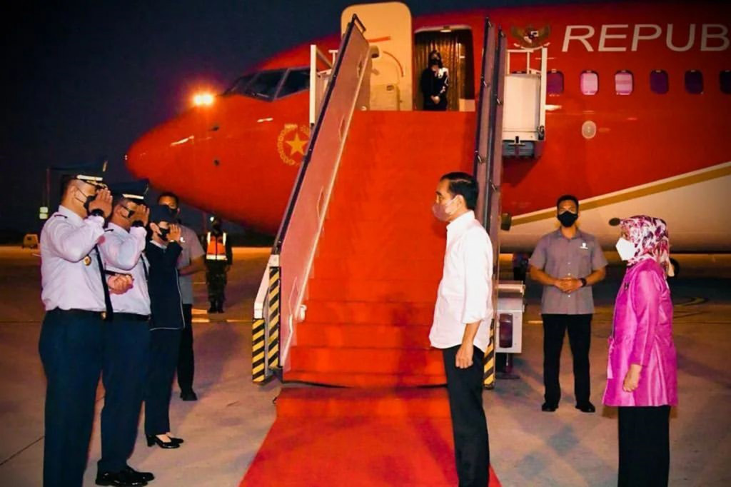 Kepala Negara bersama rombongan lepas landas dari Bandar Udara Internasional Soekarno Hatta, Kota Tangerang, Banten, dengan menggunakan Pesawat Kepresidenan Indonesia-1 sekitar pukul 18.30 WIB.
