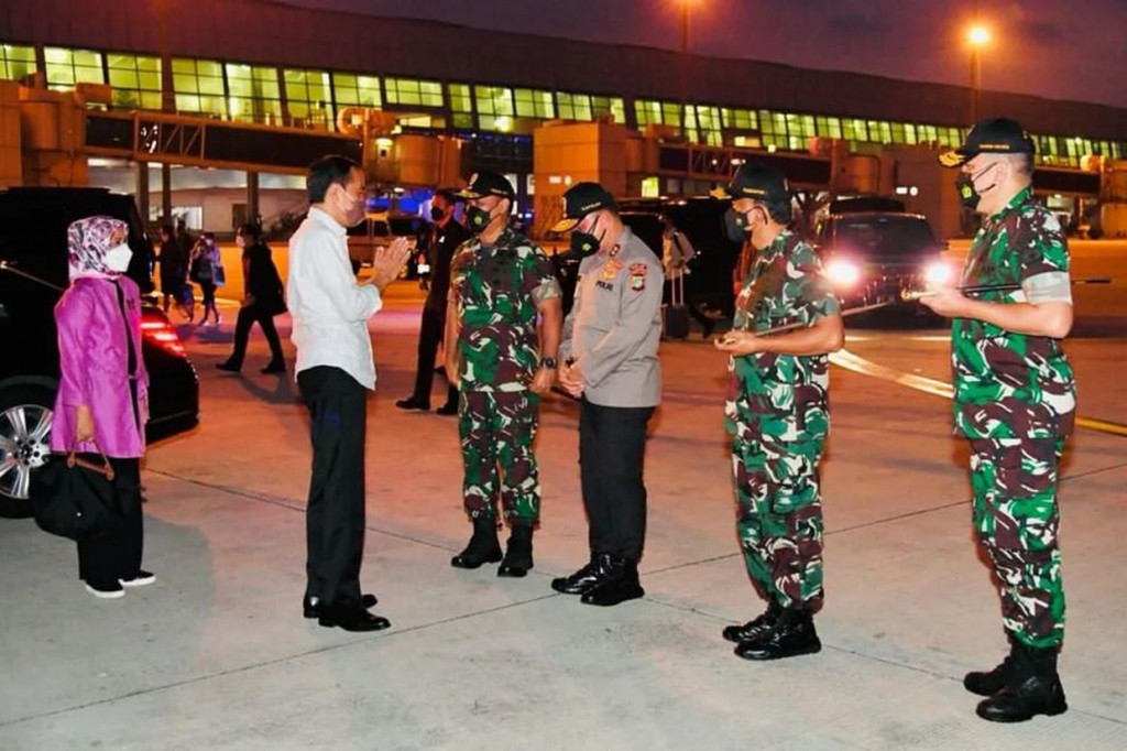 Presiden Joko Widodo didampingi Ibu Negara Iriana Joko Widodo bertolak menuju Daerah Istimewa Yogyakarta, pada Kamis, 10 Maret 2022, dalam rangka kunjungan kerja.