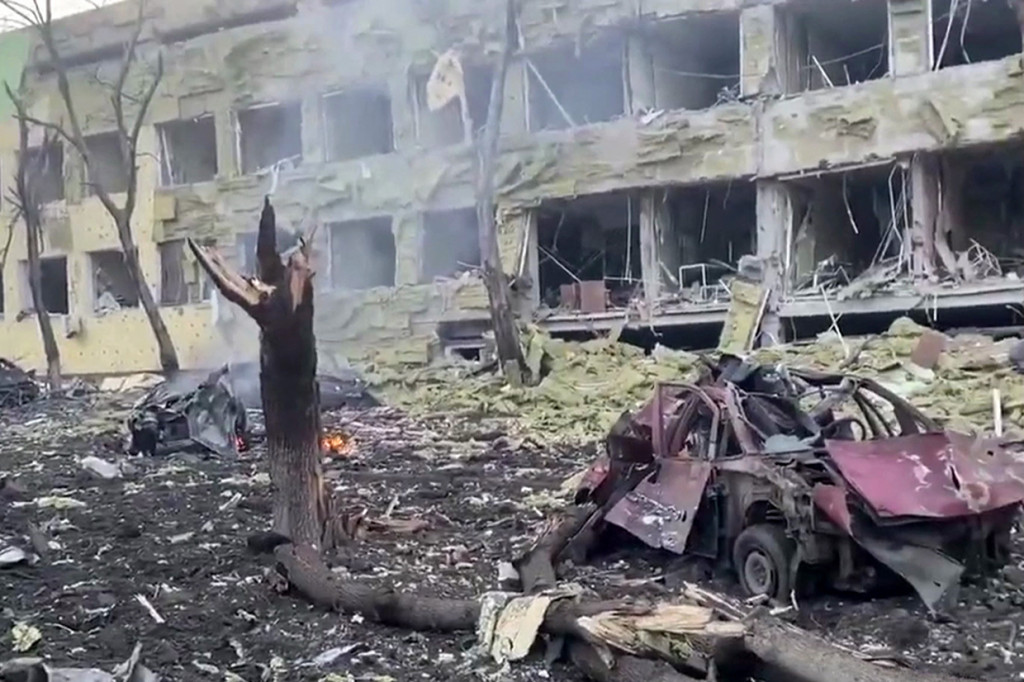 Sebelumnya, sebuah ledakan mematikan di rumah sakit bersalin dan anak-anak di Mariupol, yang menurut pejabat Ukraina menewaskan tiga orang, juga mendapat kecaman secara luas.