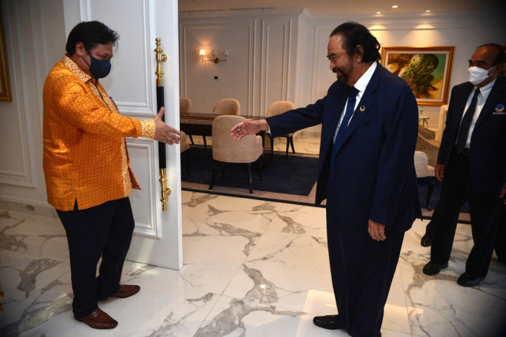 Ketua Umum Partai Golkar Airlangga Hartarto bersama jajarannya bertandang ke Nasdem Tower, Jakarta, untuk bertemu dengan Ketua Umum Partai Nasdem Surya Paloh, Kamis, 10 Maret 2022. Airlangga belum mau bicara banyak soal pertemuan tersebut.