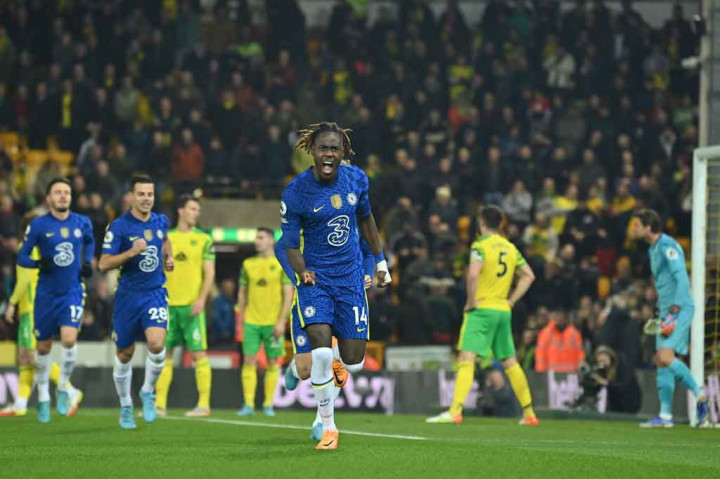 Chelsea berhasil unggul cepat saat laga baru berjalan tiga menit lewat gol Trevoh Chalobah. Tandukan bek Chelsea itu menyambut sepak pojok Mason Mount berhasil menjebol gawang tuan rumah.