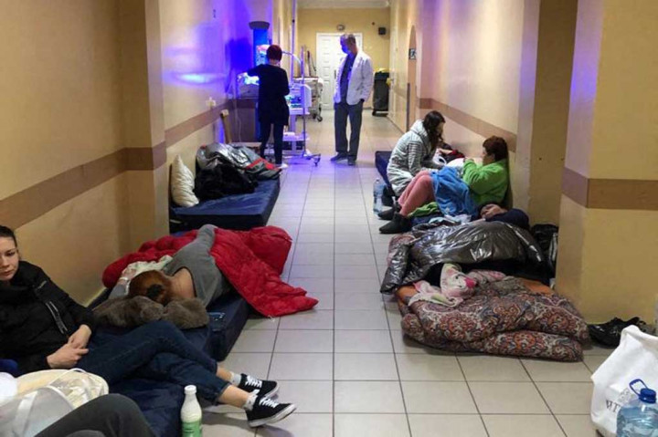 Staf rumah sakit telah bekerja tanpa henti, tidur di klinik selama enam hari berturut-turut, takut tidak dapat kembali bekerja dan pulang ke rumah.  Sementara itu, relawan telah memasok rumah sakit dengan popok, susu formula, dan makanan untuk pasien dan staf. 