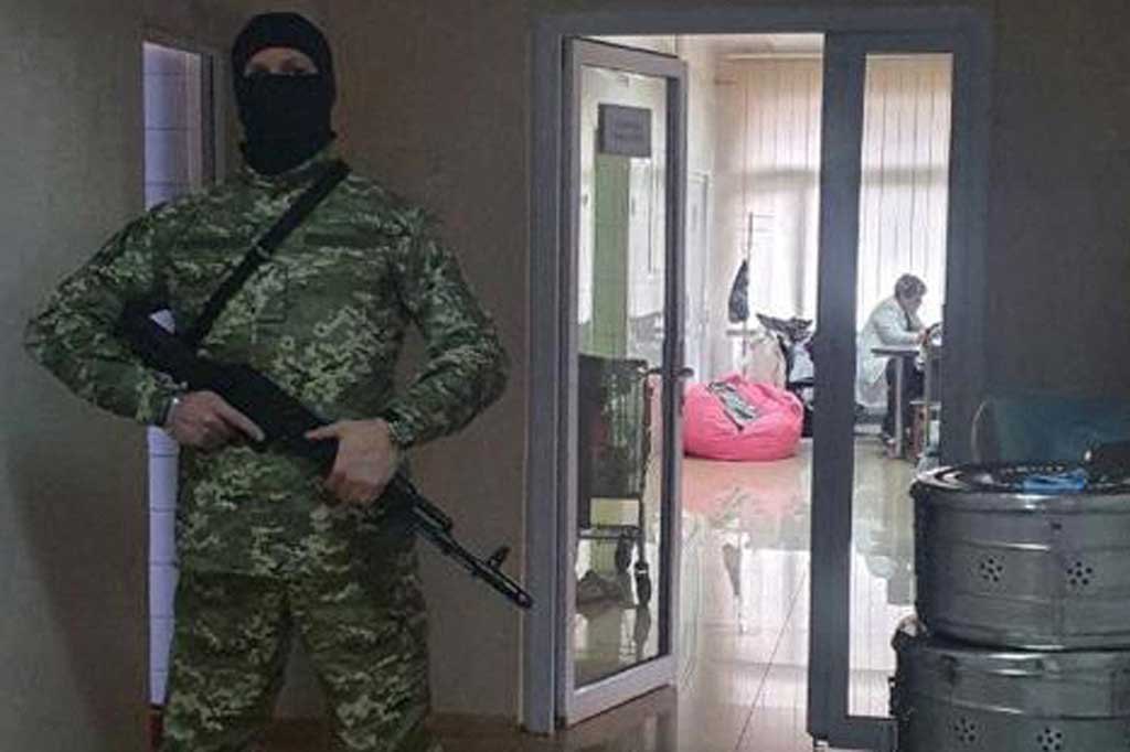 Seorang tentara berjaga di lorong Rumah Sakit Bersalin Kiev.