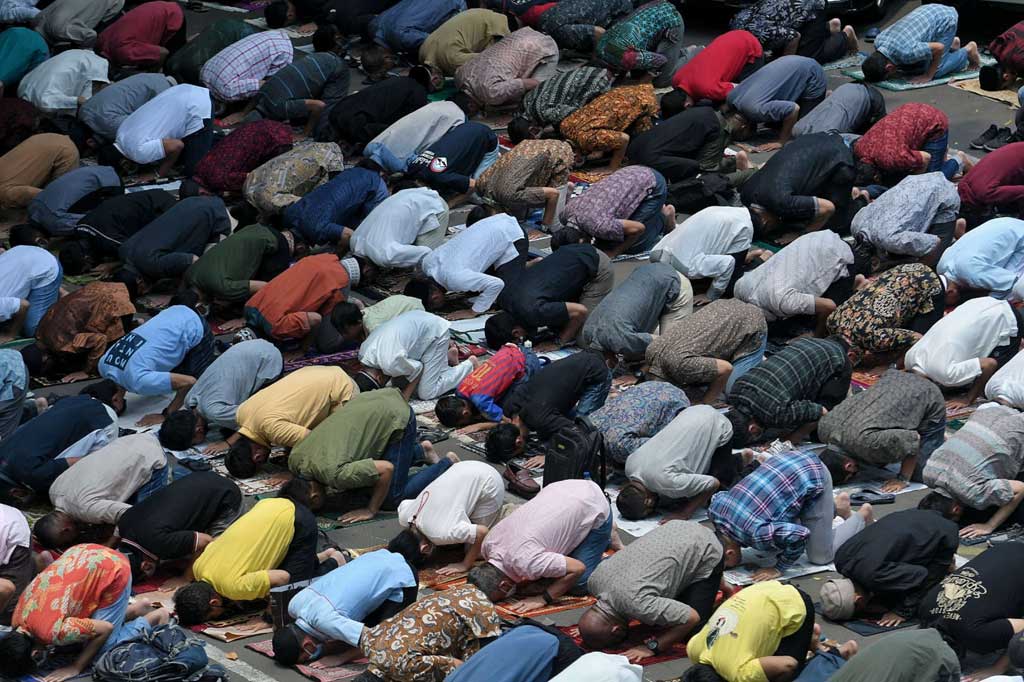 Umat Muslim melaksanakan ibadah salat Jumat di Masjid Cut Meutia, Jakarta, Jumat, 11 Maret 2022.