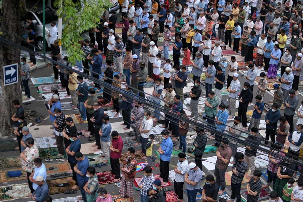 Majelis Ulama Indonesia (MUI) kini membolehkan jemaah untuk kembali merapatkan saf atau barisan saat salat berjemaah di masjid usai pemerintah memutuskan sejumlah pelonggaran terkait aturan pencegahan penularan covid-19.