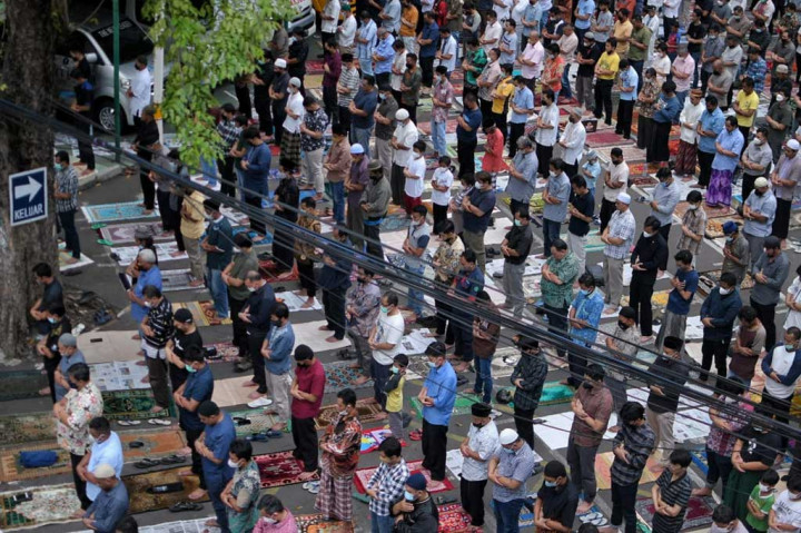 Majelis Ulama Indonesia (MUI) kini membolehkan jemaah untuk kembali merapatkan saf atau barisan saat salat berjemaah di masjid usai pemerintah memutuskan sejumlah pelonggaran terkait aturan pencegahan penularan covid-19.