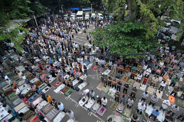 Ketua MUI Bidang Fatwa Asrorun Niam menjelaskan adanya penyesuaian ini membuat aktivitas pengajian di masjid dan perkantoran dapat kembali dilaksanakan dengan tetap disiplin menjaga kesehatan.