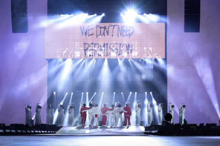 Supergrup asal Korea Selatan BTS kembali menggelar konser di atas panggung di Seoul, Kamis, 10 Maret 2022. Konser bertajuk 'Permision to Dance on stage' tersebut merupakan yang pertama digelar sejak 2019.